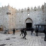 La Policía israelí patrulla junto a la Puerta de Damasco en Jerusalén