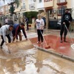 Vecinos de Campanillas limpian las calles tras la tormenta