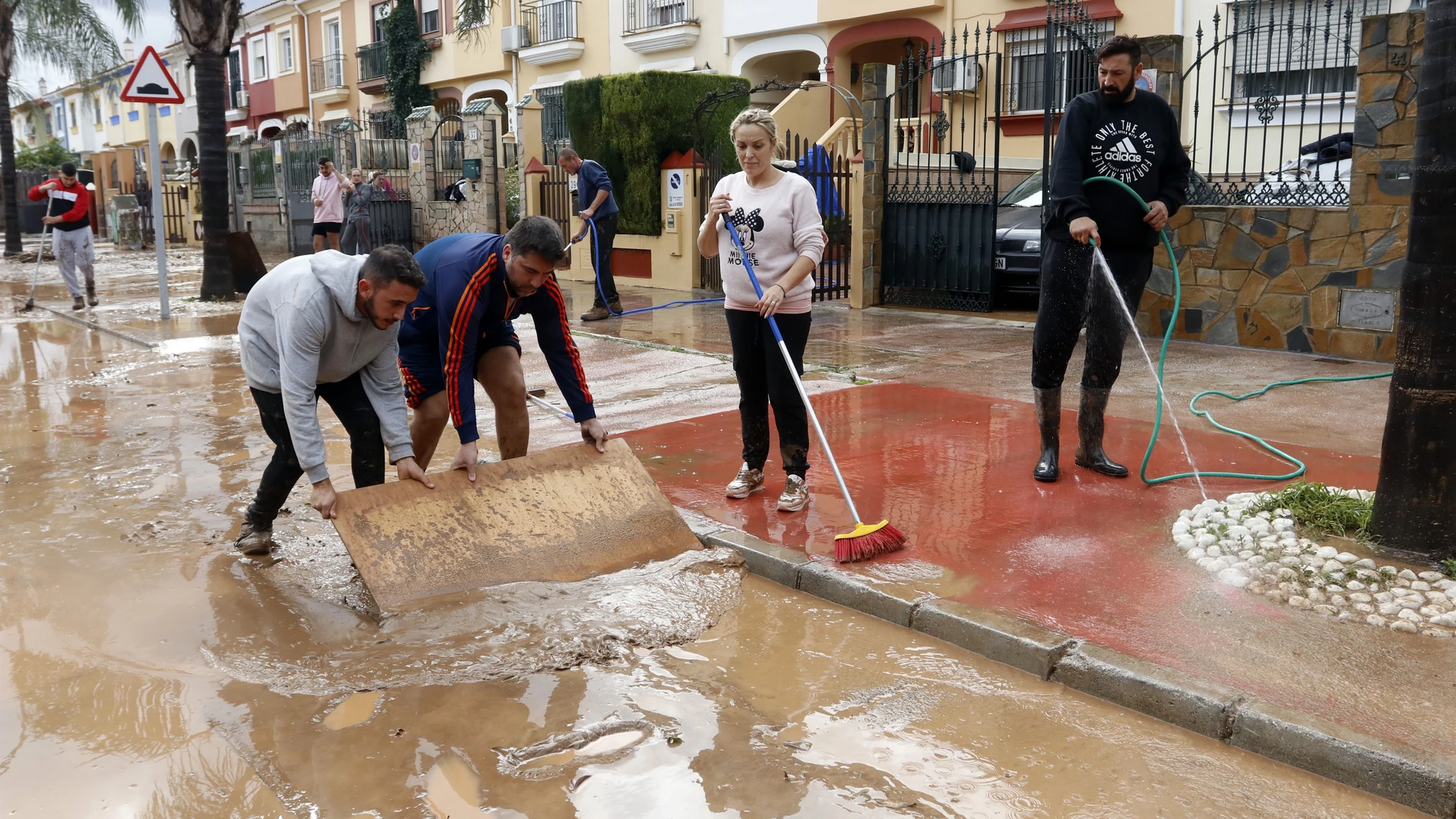 Vecinos de Campanillas limpian las calles tras la tormenta