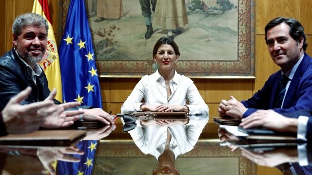 De izquierda a derecha, el secretario general de CCOO, Unai Sordo, la nueva ministra de Trabajo, Yolanda Díaz, y el presidente de CEOE, Antonio Garamendi
