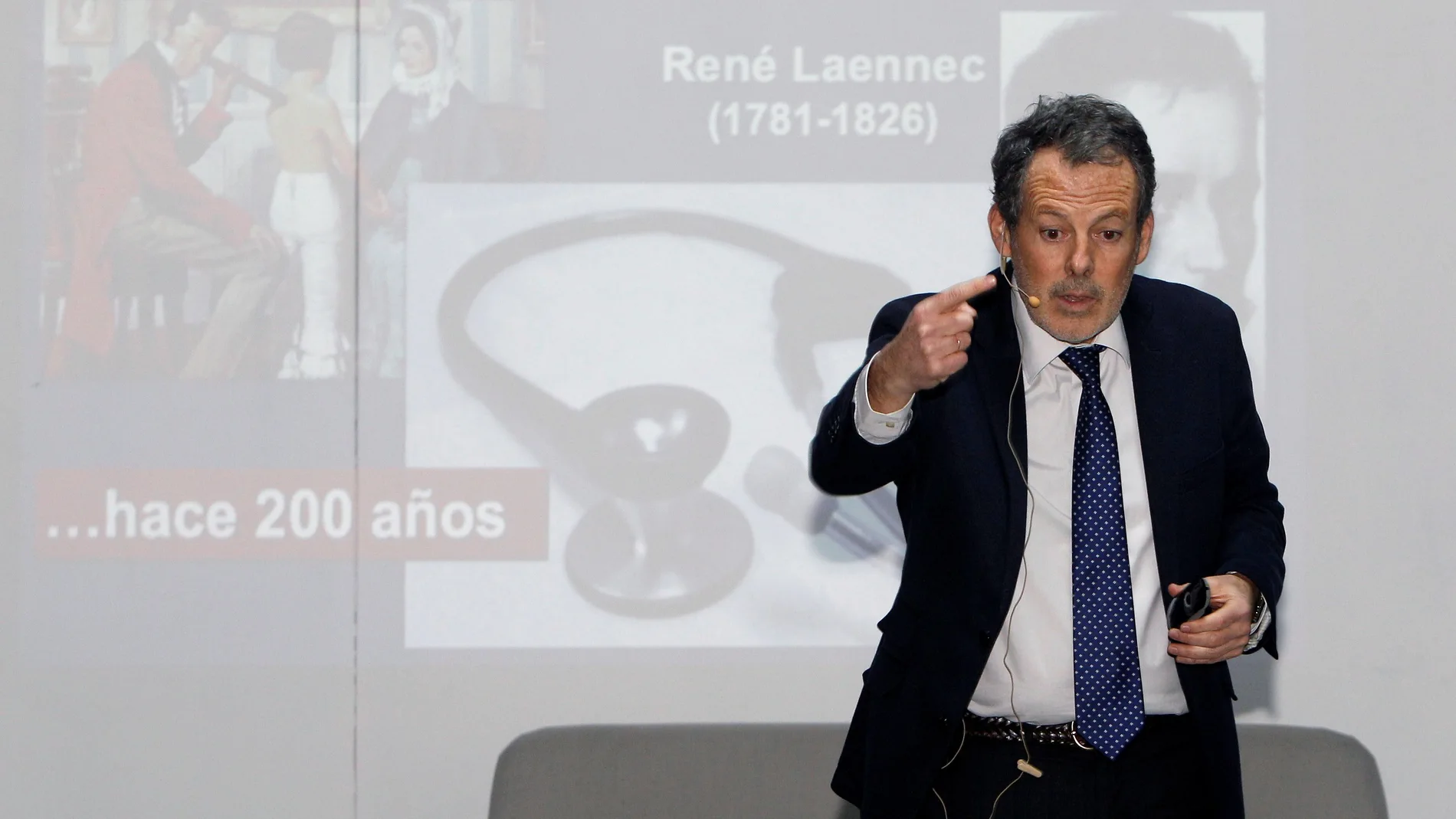 El jefe de Servicio de Cardiología del hospital universitario Quirónsalud Madrid, José Ángel Cabrera Rodríguez, durante el II Encuentro Dircom de Salud Digital, organizado por Quirónsalud y el Círculo Directivos Alicante en el centro Glub Center con el lema 'Nuevos tiempos vs nuevas formas de comunicar".EFE/MORELL