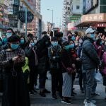 30 January 2020, China, Hong Kong: People wearing surgical masks queue outside a store to purchase surgical masks amid the coronavirus outbreak. Photo: Keith Tsuji/SOPA Images via ZUMA Wire/dpa30/01/2020 ONLY FOR USE IN SPAIN