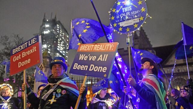 30 January 2020, England, London: Anti-Brexit protestors hold European Union flags during a protest and outside the Houses of Parliament. Photo: Dominic Lipinski/PA Wire/dpa30/01/2020 ONLY FOR USE IN SPAIN