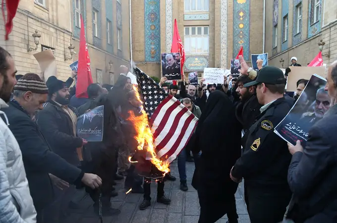 El negocio iraní de hacer banderas de Estados Unidos e Israel para quemarlas