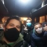Manuel Vela y sus compañeros, en el bus que les traslada al aeropuerto