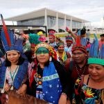 Indios de Guajajara se manifiestan ante el Palacio de Planalto en Brasilia
