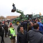 GRAF1327. SALAMANCA, 30/01/2020.- Agricultores y ganaderos participan en una concentración bajo el lema "En defensa de su futuro", este jueves, en Salamanca. Las organizaciones Coag,Upa y Asaja han convocado un protesta en Burgos, Palencia, Salamanca y Zamora, que incluirá tractoradas, con el lema "En defensa de su futuro" y para denunciar la "grave situación de falta de rentabilidad" que atraviesan sus explotaciones. EFE/ J.M. Garcia