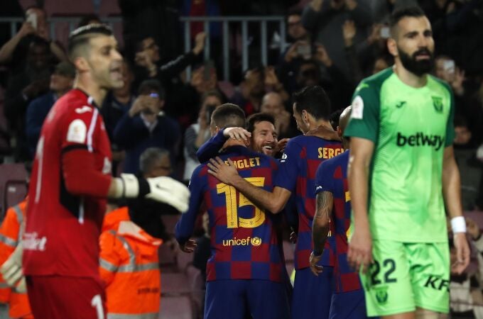 Los jugadores del Barcelona celebran el segundo gol