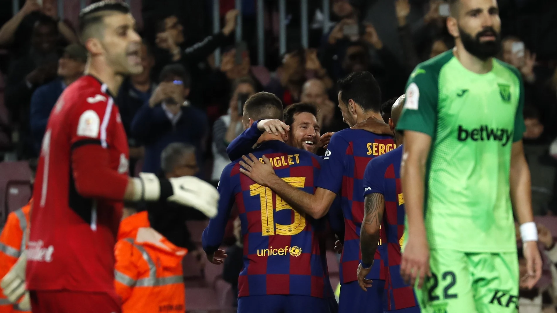 Los jugadores del Barcelona celebran el segundo gol