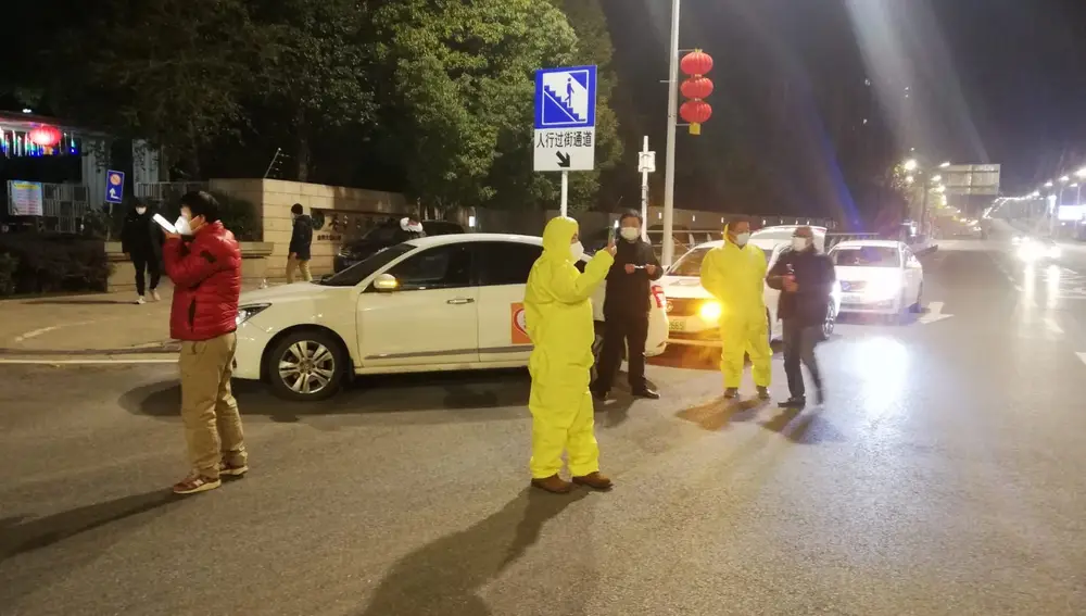 Uno de los controles por los que han pasado los españoles en Wuhan antes de llegar al aeropuerto