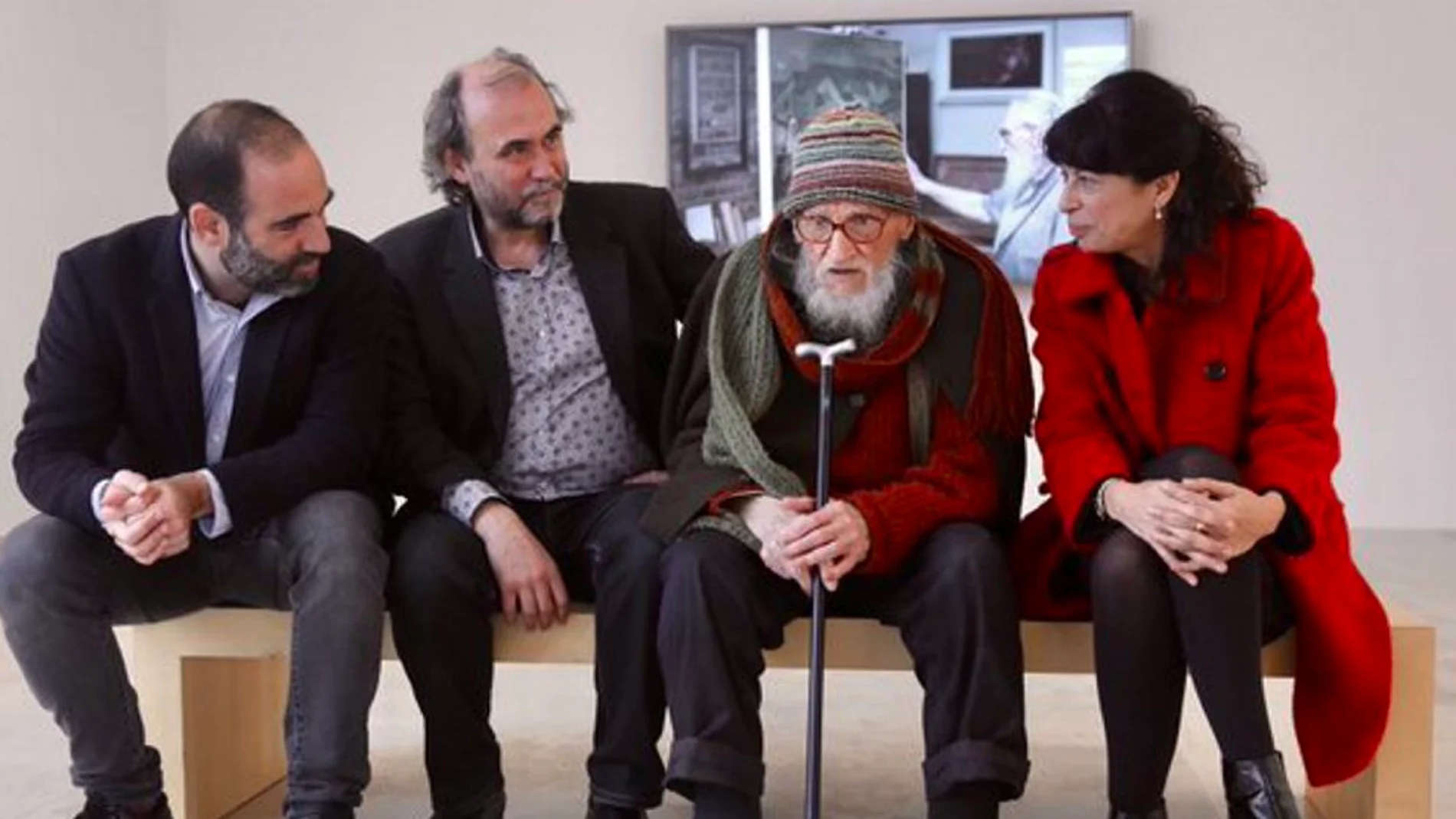 La concejala de Cultura y Turismo, Ana Redondo, acompañada por el pintor Félix Cuadrado Lomas, el cineasta Arturo Dueñas y el director del Museo, Javier Hontoria,