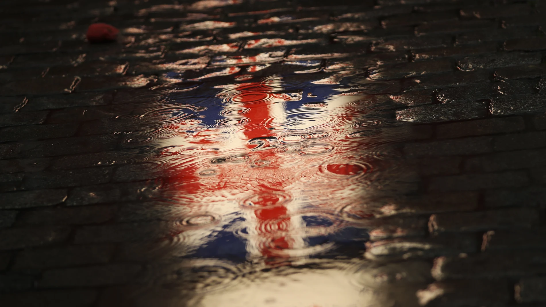 Reflejo de la "Union flag" durante un evento para exaltar la amistad entre Europa y Reino Unido.
