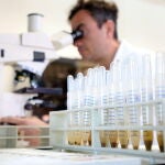 Milan (Italy), 30/01/2020.- A researcher at work in the laboratory of Clinical Microbiology, Virology and Emergency Diagnostics of the Luigi Sacco hospital in Milan, Italy, 30 January 2020. The Italian authorities are making medical research measures to deal with the possible emergency of the Coronavirus. (Italia) EFE/EPA/MATTEO BAZZI
