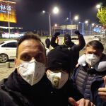 Foto cedida por el madrileño Oliver Cuadrado, entrenador de porteros, que posa junto a varios amigos en la zona de peaje del aeropuerto
