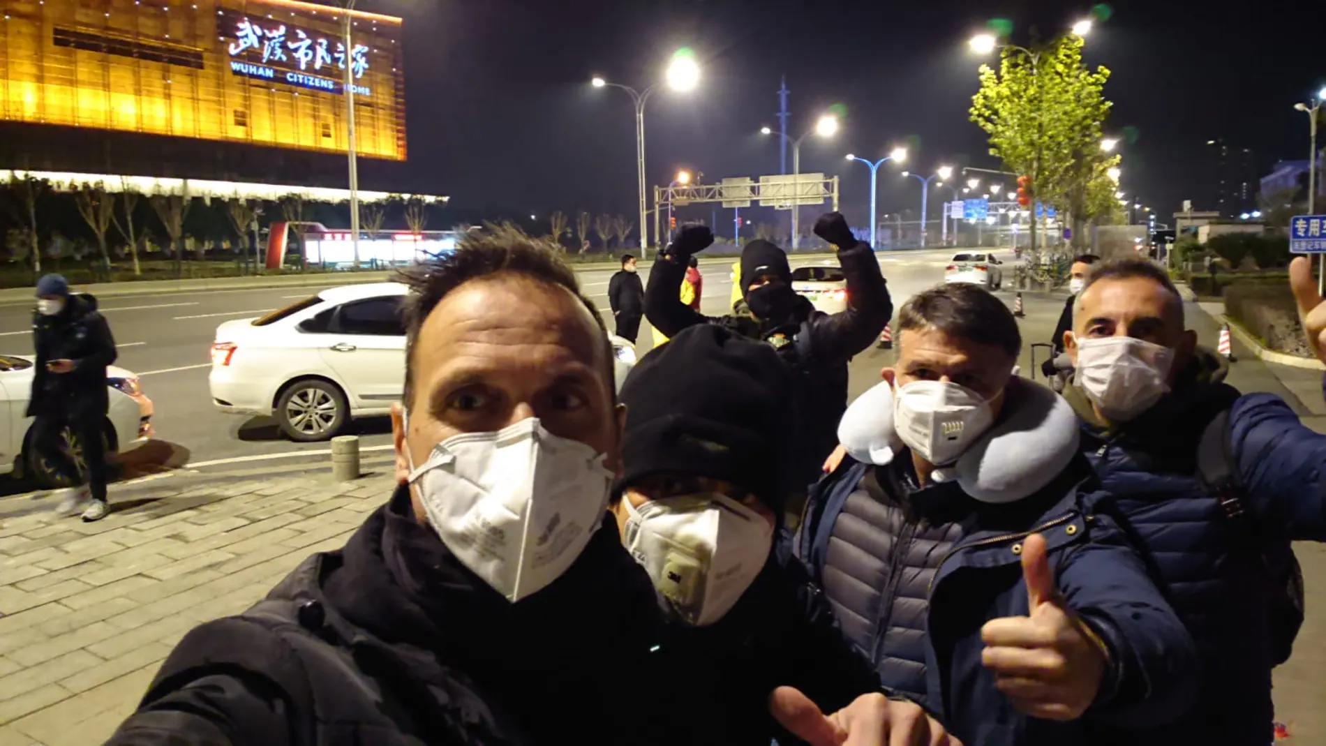 Foto cedida por el madrileño Oliver Cuadrado, entrenador de porteros, que posa junto a varios amigos en la zona de peaje del aeropuerto