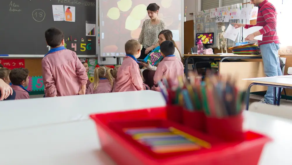 Niños reciben clase en un aula.Colegio, aula, primaria, infantil, clase, niño, niña, niños, lápiz, lápices, dibujo, dibujar, dibujando (Foto de ARCHIVO)31/03/2016