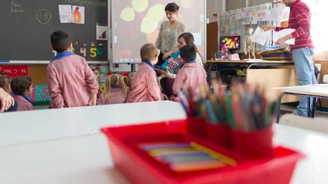 Niños reciben clase en un aula.Colegio, aula, primaria, infantil, clase, niño, niña, niños, lápiz, lápices, dibujo, dibujar, dibujando (Foto de ARCHIVO)31/03/2016