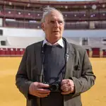 El cineasta Carlos Saura posa ante los medios momentos antes de inaugurar en el centro cultural de La Malagueta la exposición fotográfica titulada &quot;Flamenco&quot;. EFE/Carlos Díaz