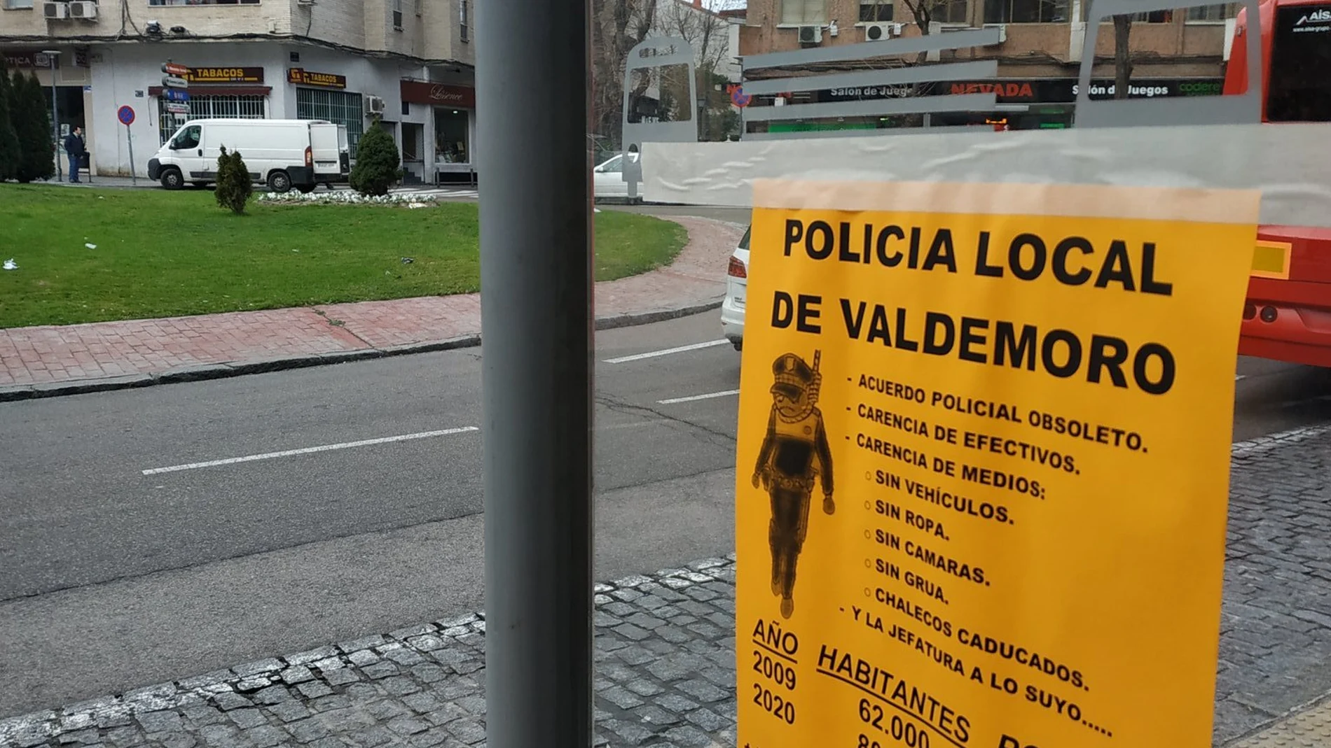 La Policía Local del municipio de Valdemoro colgó carteles para llamar la atención acerca de las condiciones precarias laborales que les afectan