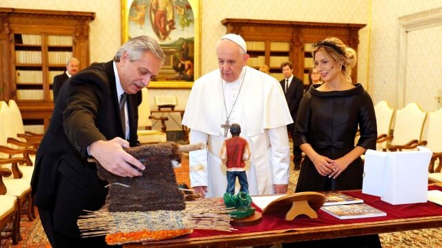 Intercambio de regalos entre el Papa Francisco y Alberto Fernández, Presidente de Argentina en presencia de su pareja Fabiola Yañez. Imagen REUTERS/Remo Casilli/Pool