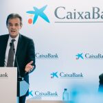 El presidente de CaixaBank, Jordi Gual, junto al consejero delegado, Gonzalo Gortázar