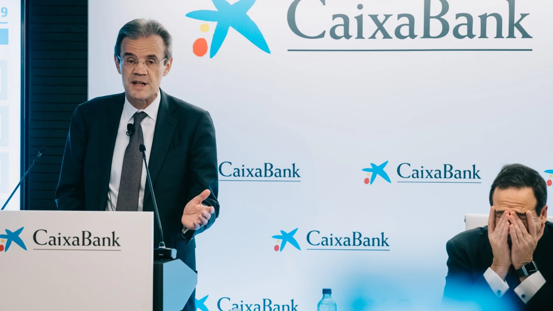 El presidente de CaixaBank, Jordi Gual, junto al consejero delegado, Gonzalo Gortázar