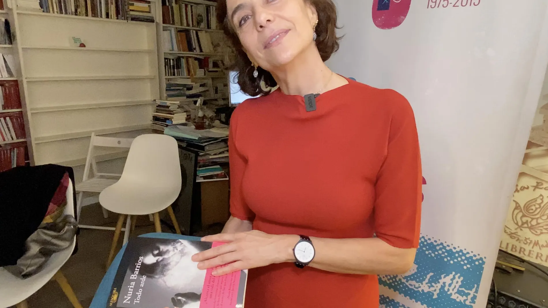 La escritora presenta su libro y concede una entrevista para La Razón