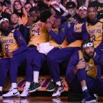 El banquillo de los Lakers observa el videomarcador del Staples en el homenaje a Kobe