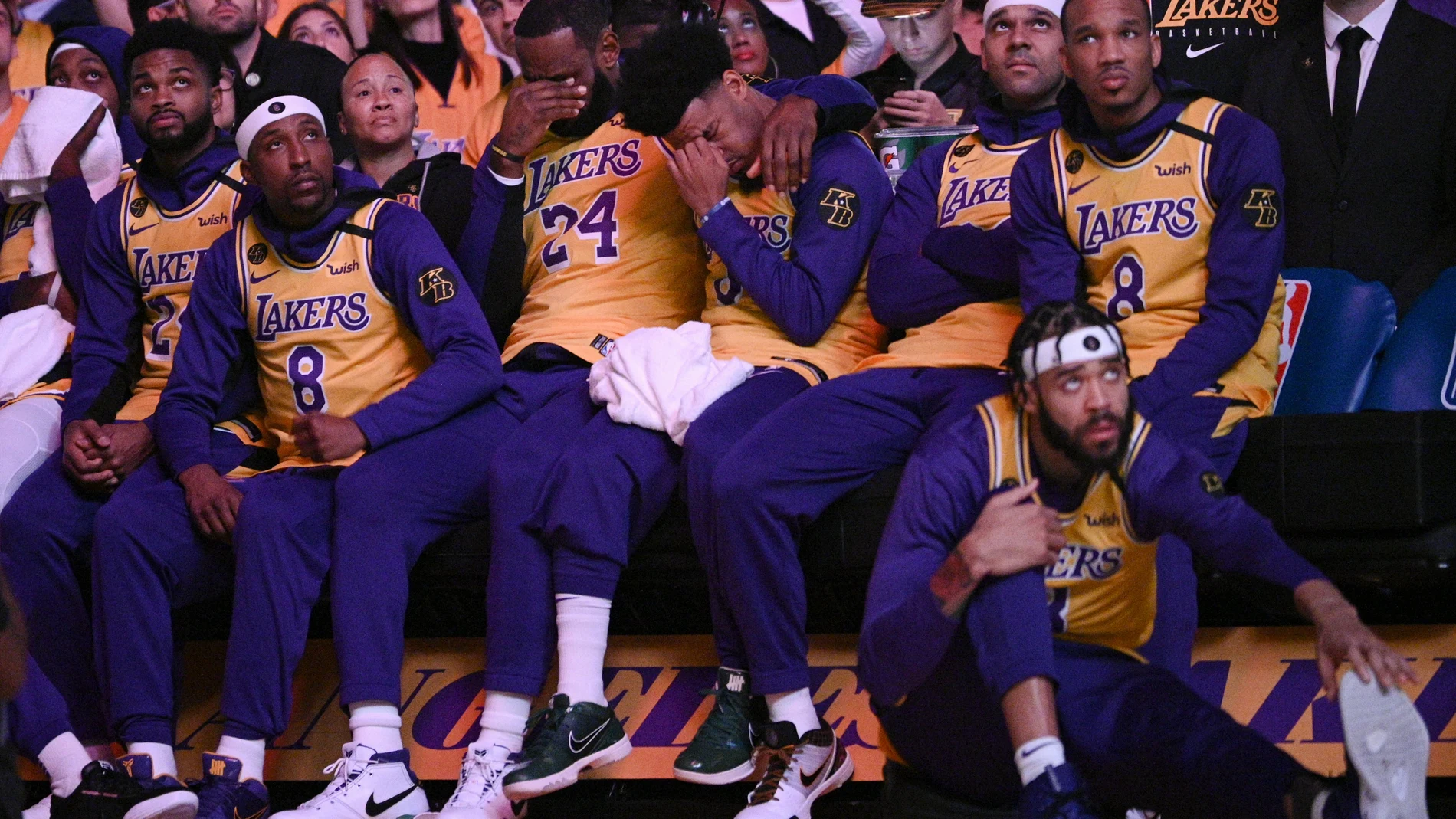 El banquillo de los Lakers observa el videomarcador del Staples en el homenaje a Kobe