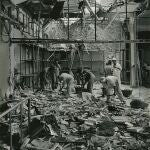 En el atentado contra el aeropuerto de Barajas de 1979, en la imagen, los etarras entregaron la bolsa con la bomba al empleado de la consigna