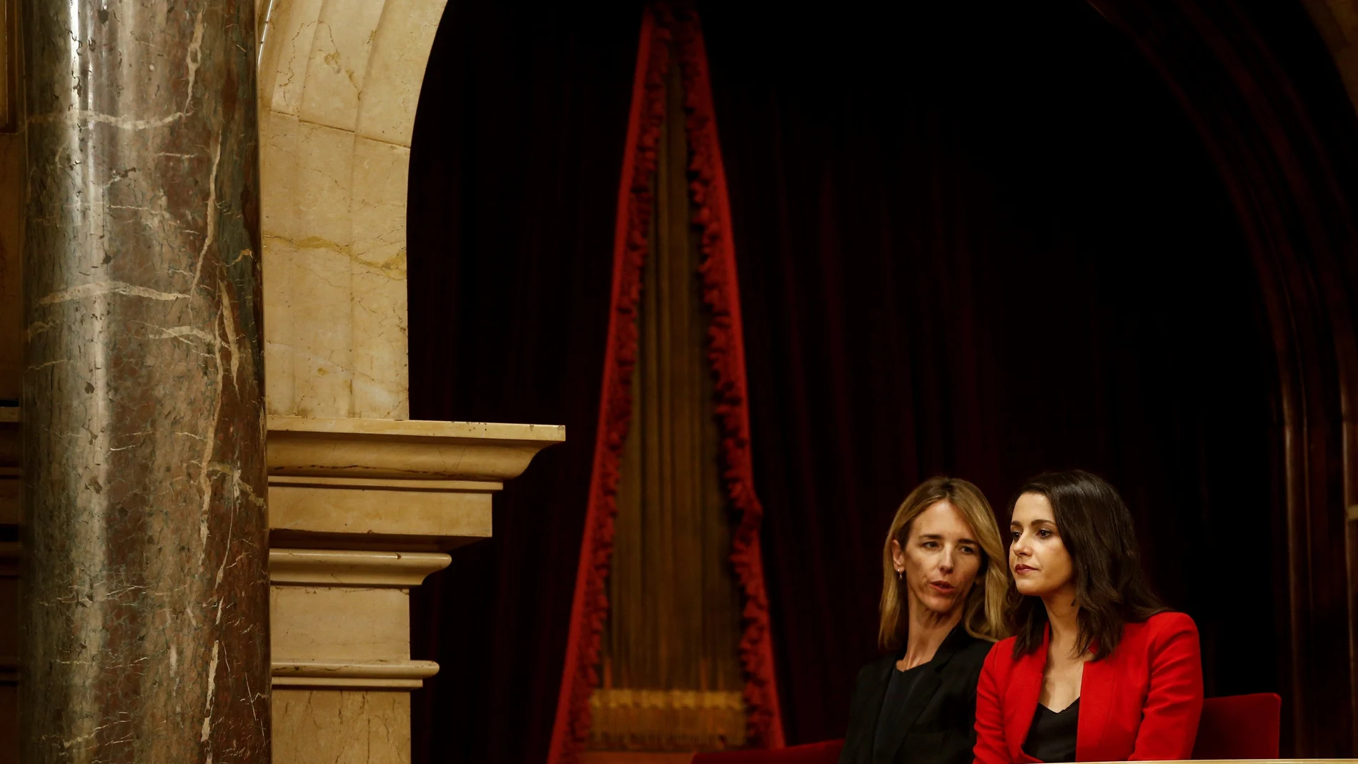 Inés Arrimadas y Cayetana Álvarez de Toledo, durante el debate de la moción de censura contra Torra en el Parlament