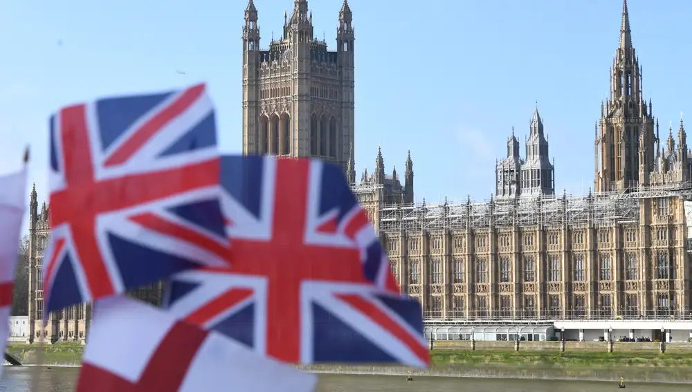 Banderas del Reino Unido frente al Parlamento británico