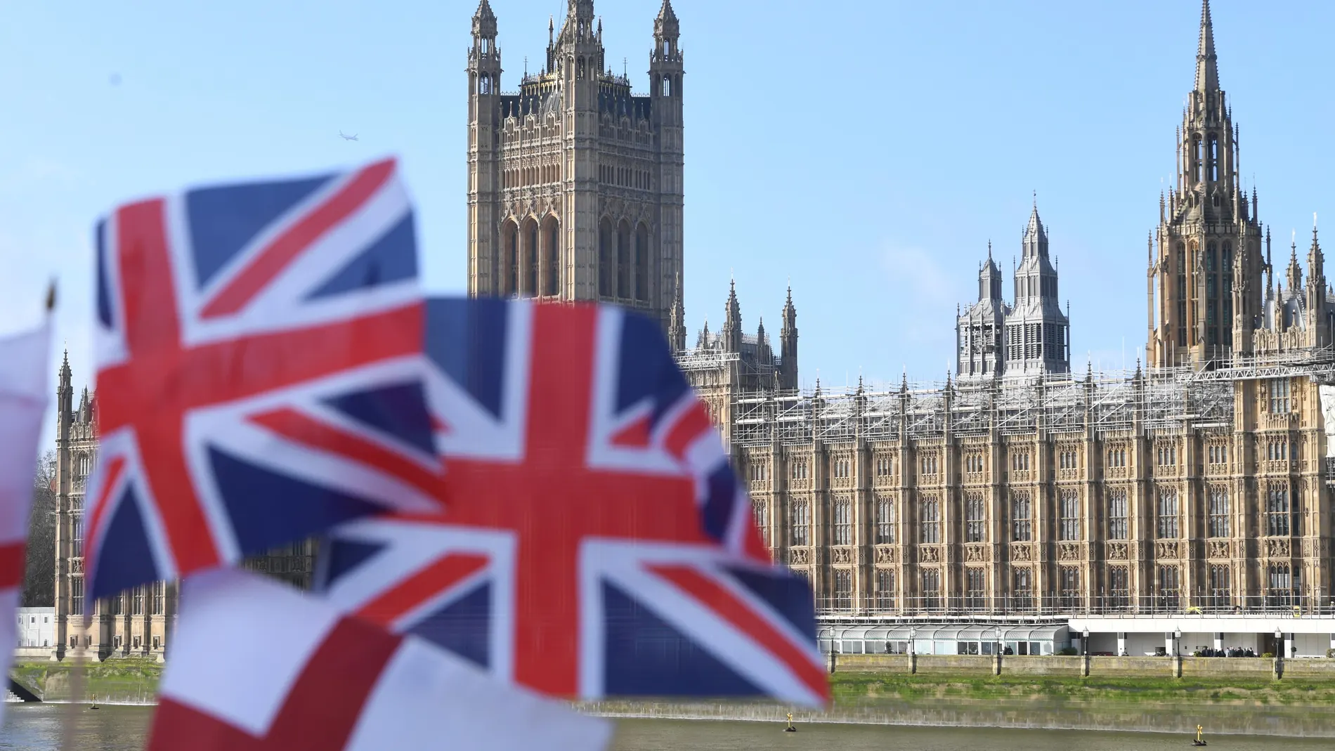 Banderas del Reino Unido frente al Parlamento británico