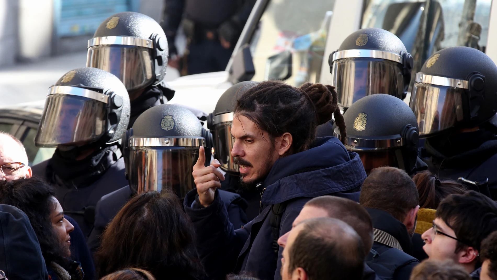 Alberto Rodríguez, diputado de Podemos, durante un desahucio en calle Argumosa (Madrid)