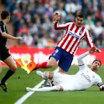 Morata recibe una entrada de Sergio Ramos en el derbi