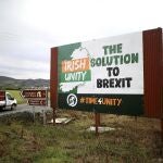 Un cartel en una carretera de la localidad norilrandesa de Newry reclama la unificación de la isla para combatir el Brexit/AP