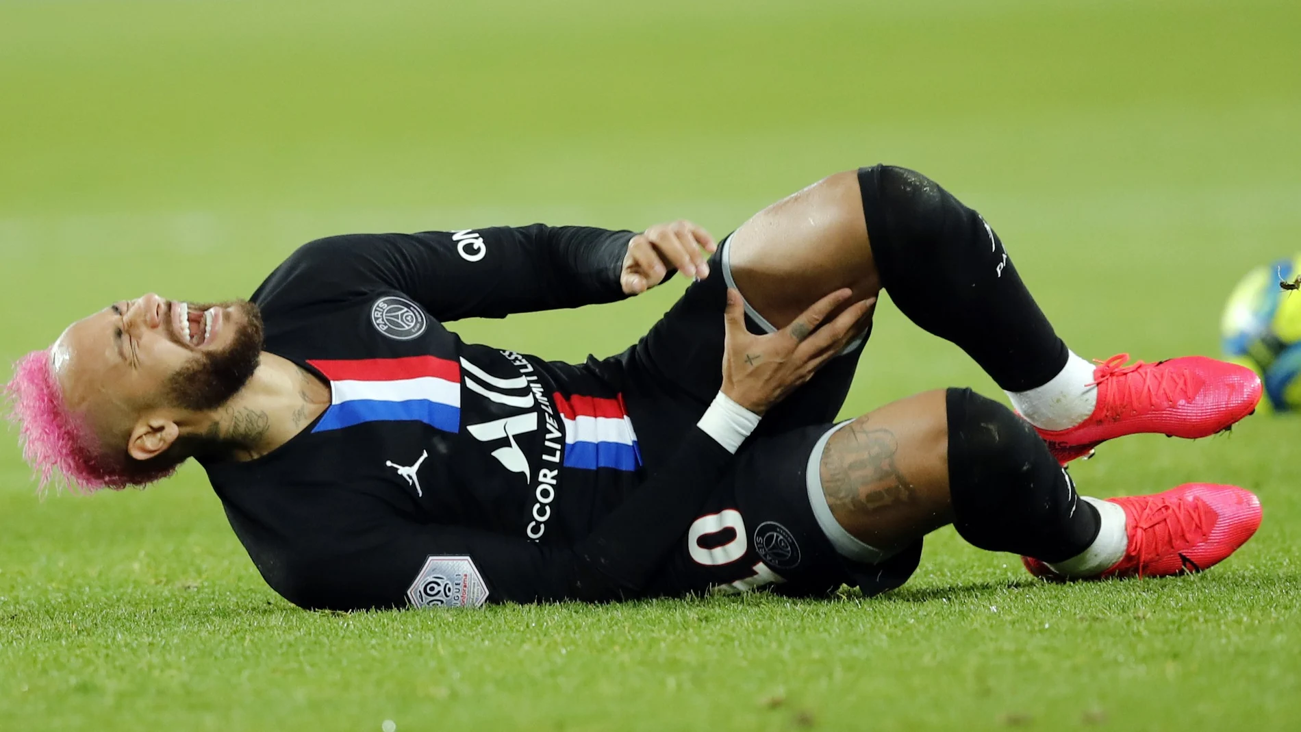 Neymar se queja en el suelo durante el partido contra el Montpellier