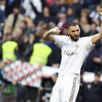 Karim Benzema celebra el gol del Real Madrid ante el Atlético en el derbi madrileño