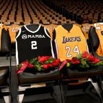 Las camisetas de Kobe y su hija, en los asientos en que estuvieron en el último partido que acudieron al Staples Center