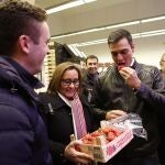 Pedro Sánchez visita la zona de frutas de Mercamadrid