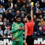 El delantero brasileño Willian José es amonestado.