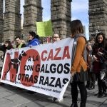 GRAF3037. SEGOVIA, 02/02/2020.- Unas treinta personas se manifiestan este domingo en Segovia, acompañadas de diez perros, atendiendo la convocatoria de la plataforma NAC (No A la Caza) en su lucha contra la caza en todas sus modalidades y con el fin de acabar con la caza con galgos y otras razas. EFE/ Pablo Martín