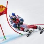 Alexis Pinturault en acción durante el Slalom Gigante Masculino en la Copa del Mundo de Esquí Alpino de la FIS en Garmisch-Partenkirchen, Alemania