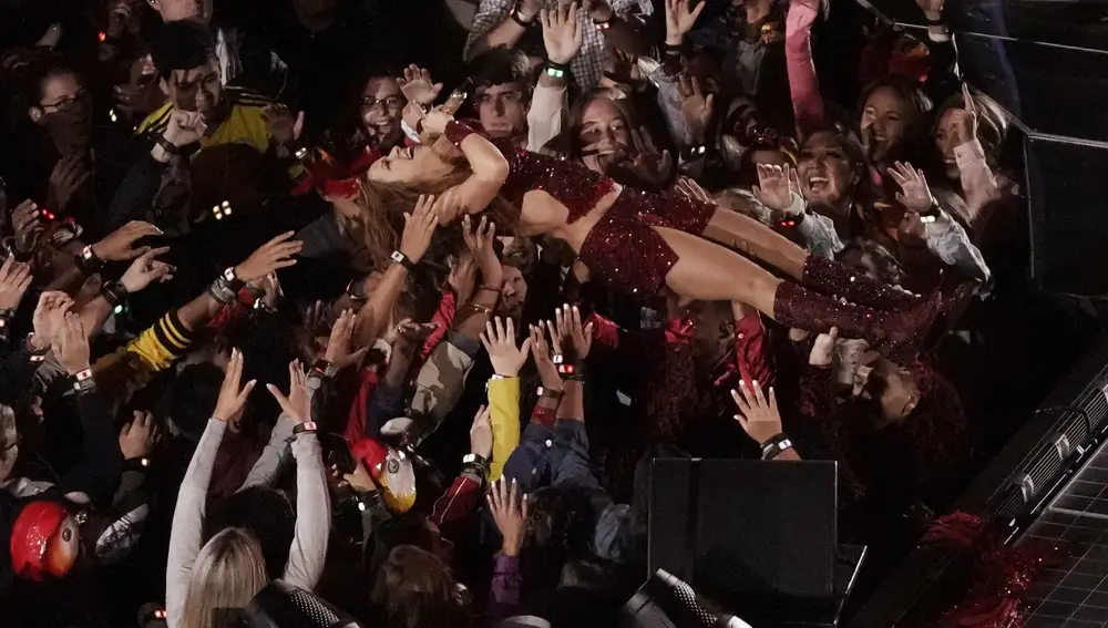 Shakira fue recogida por parte del público en un momento de su actuación