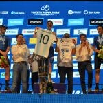 Evenepoel posa con la camiseta de la selección argentina y el número 10