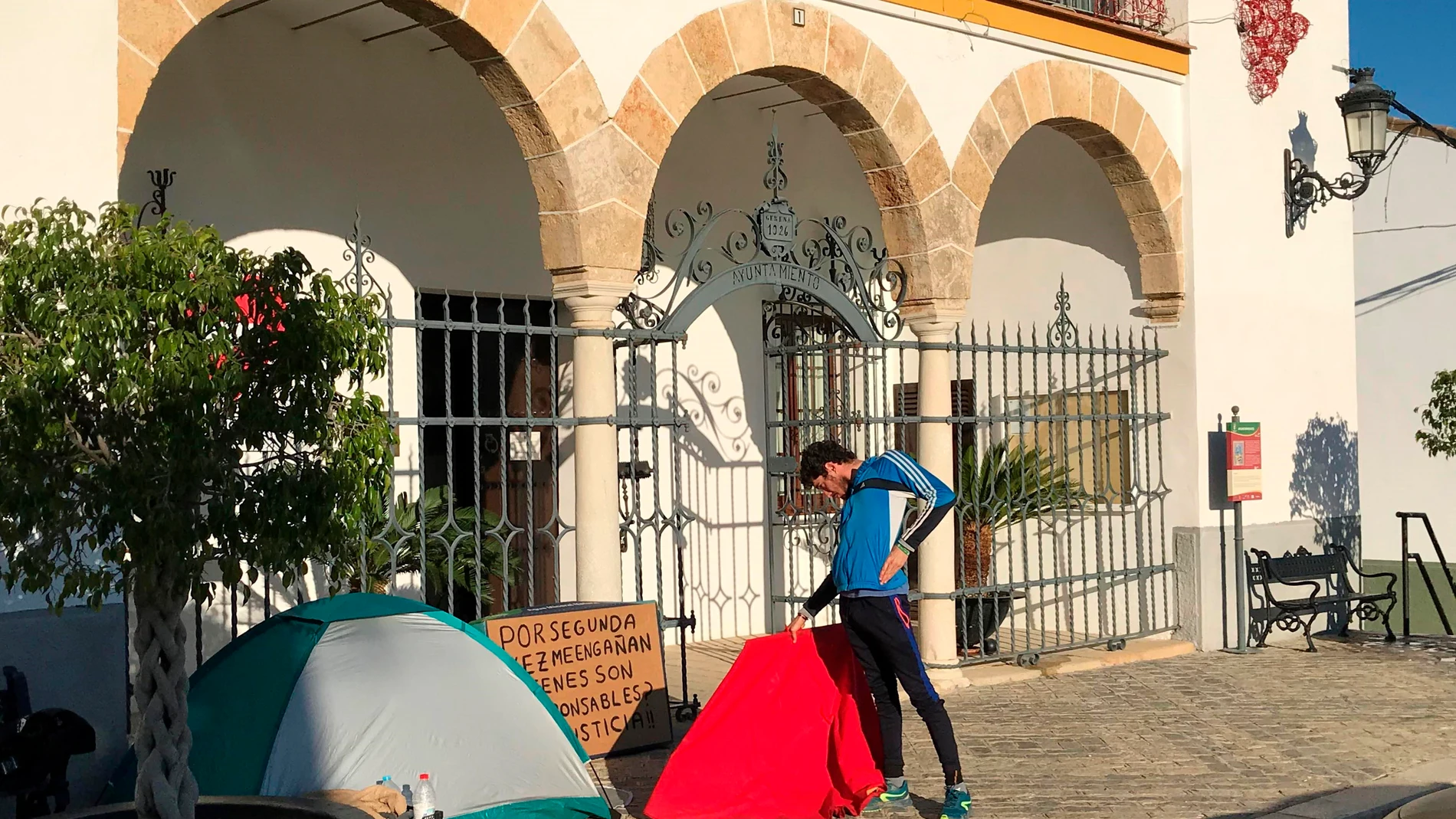 El novillero Juan Ginés a las puertas del Ayuntamiento de la localidad sevillana de Gerena