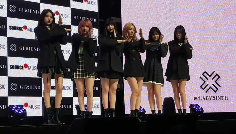 GRAF3770. SEÚL, 03/02/2020.- De izquierda a derecha, Sowon, Eunha, Yerin, SinB, Umji y y Yuju, las integrantes de la banda surcoreana GFriend presentaron este lunes su nuevo EP "Labyrinth", que supone su regreso tras un receso de siete meses y constituye un trabajo más maduro coincidiendo con el quinto aniversario de su formación. El grupo también presentó la coreografía del tema que da título al EP, que sale hoy mismo a la venta y contiene seis cortes, con una espectacular y muy contundente puesta en escena. EFE/Andrés Sánchez Braun