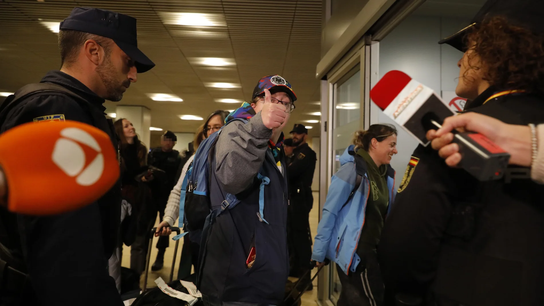 Los pasajeros del vuelo de Air Canadá abandonan el aeropuerto de Barajas tras el incidente con final feliz que han vivido hoy (Jesús G. Feria)