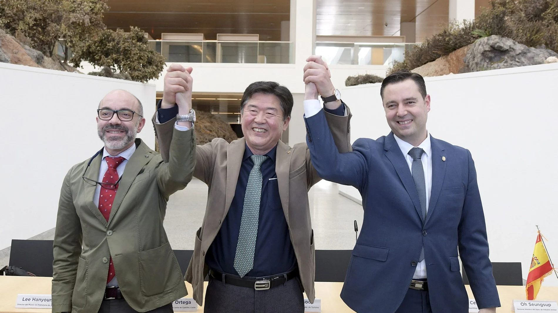 El consejero de Cultura y Turismo, Javier Ortega, junto al alcalde de Burgos, Daniel de la Rosa, y el alcalde de Yeoncheon, Kim Kwang Cheol