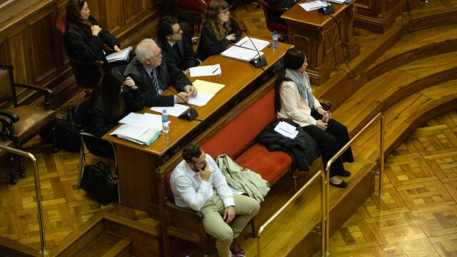 Los acusados Rosa Peral de 36 años, agente de la Guardia Urbana y novia del fallecido Pedro y Albert López de 39 años, también agente de la Guardia Urbana y amante de Rosa sentados en el banquillo, La Fiscalía pide 25 años de prisión para Rosa Peral y 24 para Albert López por asesinato con alevosía al agente de la Guardia Urbana de Barcelona Pedro Rodríguez, el 1 de mayo de 2017. El juicio se prolongará hasta el 17 de marzo y los acusados declararán a petición propia en la última sesión, en contra de lo que es habitual, en la Audiencia de Barcelona, en Barcelona (España), a 3 de febrero de 2020.03 febrero 2020, naturaleza, historia, arte, exposición, ciencia, animalesDavid Zorrakino / Europa Press03/02/2020